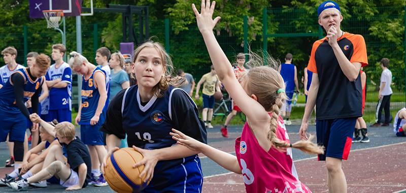 Турнир среди школьников Наше спортивное лето в Челябинске собрал более 140 команд.